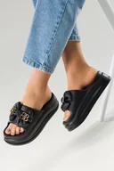 Klapki i japonki damskie - Czarne klapki damskie na piankowej platformie z kokardą i złotymi ozdobami Casu 2445-1 - miniaturka - grafika 1