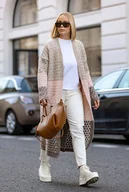 Swetry damskie - Długi, trójkolorowy kardigan - brązy z pudrem One size Sploty - miniaturka - grafika 1