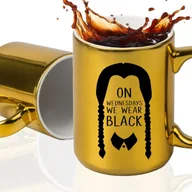 Kubki - Kubek Duży ZŁOTY Na Prezent Dla Fana ON WEDNESDAYS WE WEAR BLACK Wzory - miniaturka - grafika 1