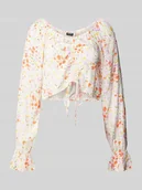 Bluzki damskie - Top bluzkowy krótki ze wzorem na całej powierzchni - miniaturka - grafika 1