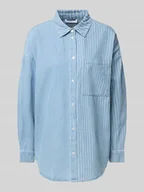 Bluzki damskie - Bluzka jeansowa o kroju oversized z kieszenią na piersi model ‘KATRI’ - miniaturka - grafika 1