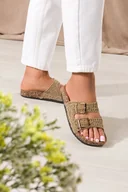 Klapki i japonki damskie - Beżowe klapki damskie plecione na profilowanej korkowej podeszwie paski ze złotymi klamrami Carla DZ129-1 - miniaturka - grafika 1