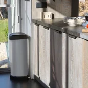 Kosze na śmieci - Curver Kosz Na Śmieci Z Pedałem Deco, Owalny, 40 L, Srebrny - miniaturka - grafika 1