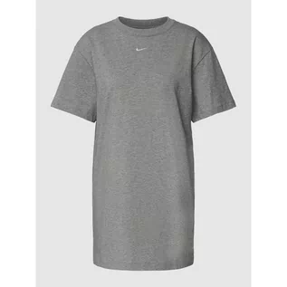 Sukienki - Sukienka z dzianiny dresowej z krótkim rękawem i wyhaftowanym logo - Nike - grafika 1