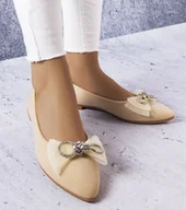 Mokasyny damskie - Beżowe baleriny z kokardką i cyrkoniami LaGarde-36 - miniaturka - grafika 1