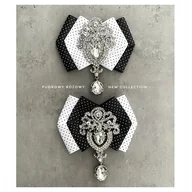 Broszki - Brosza Black & White w kropeczki z kryształem - miniaturka - grafika 1