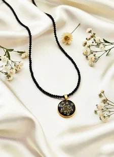 Naszyjnik ze spinelem i kwiatem dzikiej marchwi. Czarny naszyjnik - Naszyjniki - miniaturka - grafika 1