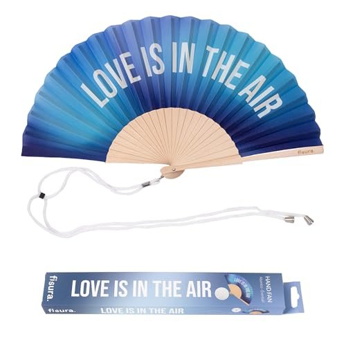 Fisura – Oryginalny wachlarz z napisem “love is in the air”, idealny na ślub. Drewniany model z niebieskim gradientem. W zestawie pasek do zawieszenia. Wymiary: 42,5 x 23 cm