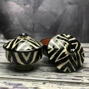 Cukiernice - Cukiernica ceramiczna ręcznie zdobiona „Dzika zebra” średnica 11,5cm - miniaturka - grafika 1