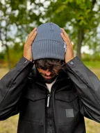 Czapki męskie - Męska czapka beanie z bawełny logo kolorowe Ciemny szary - miniaturka - grafika 1