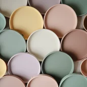 Miseczki i talerzyki dla dzieci - Mushie Silikonowy Talerzyk z Przyssawką Classic Cambridge Blue - miniaturka - grafika 1