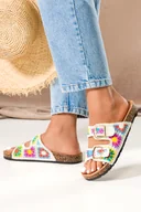 Klapki i japonki damskie - Kremowe klapki damskie haftowane kolorowe kwiaty paski ze złotymi klamrami profilowana korkowa podeszwa Carla 2431-2 - miniaturka - grafika 1