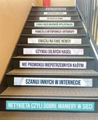 Pomoce naukowe - Naklejki na schody: Netykieta czyli dobre maniery w sieci - miniaturka - grafika 1