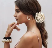 Ozdoby do włosów - Szampańska, jedwabna róża na miniscrunchie - miniaturka - grafika 1