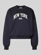 Bluzy sportowe damskie - Bluza z nadrukiem z logo i okrągłym dekoltem - miniaturka - grafika 1