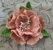 Broszki - Broszka Dzika róża, filcowa - miniaturka - grafika 1