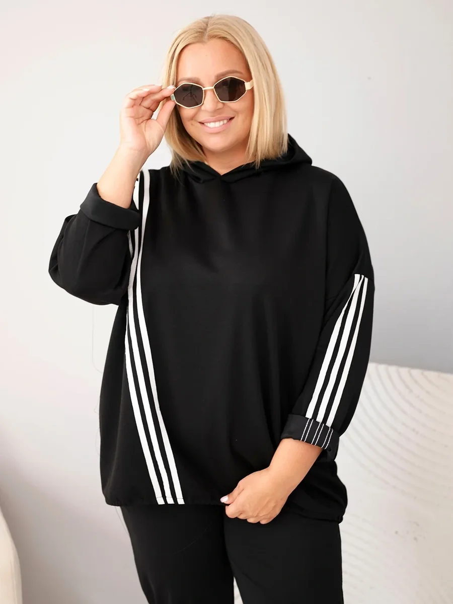 Bluza damska Plus Size wiskozowa z kapturem i ozdobnymi paskami czarna Czarny