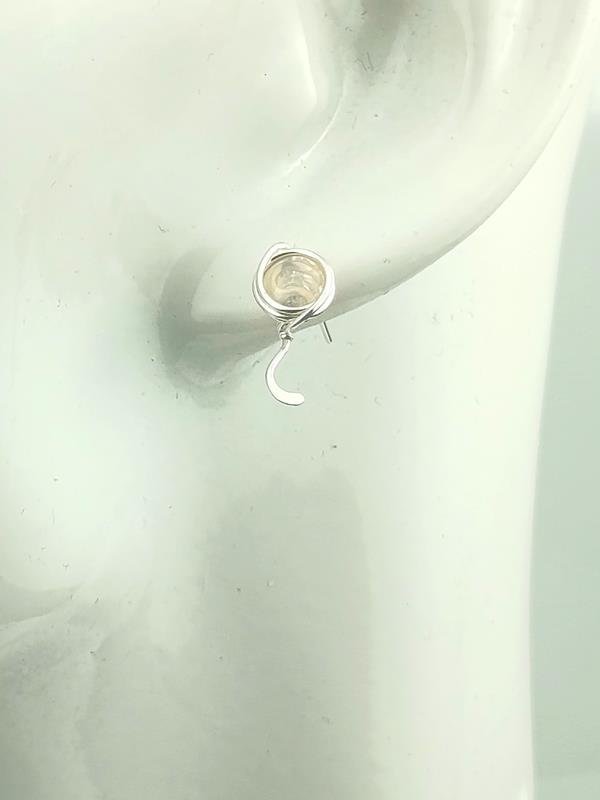 Opal etiopski – kolczyki srebro Ag999, wymiary 1.6x0.8 cm, waga 1.4 grama, sztyfty, prezent z okazji 14 rocznicy ślubu, rękodzieło