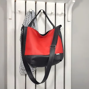 Czerwona torba damska, czerwona listonoszka, sportowa torebka na ramię - Torebki damskie - miniaturka - grafika 1