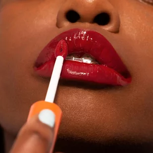 3INA 3INA 3INA The Lip Gloss 250 Ciemnoróżowy czerwony 8.0 ml - Błyszczyki do ust - miniaturka - grafika 2