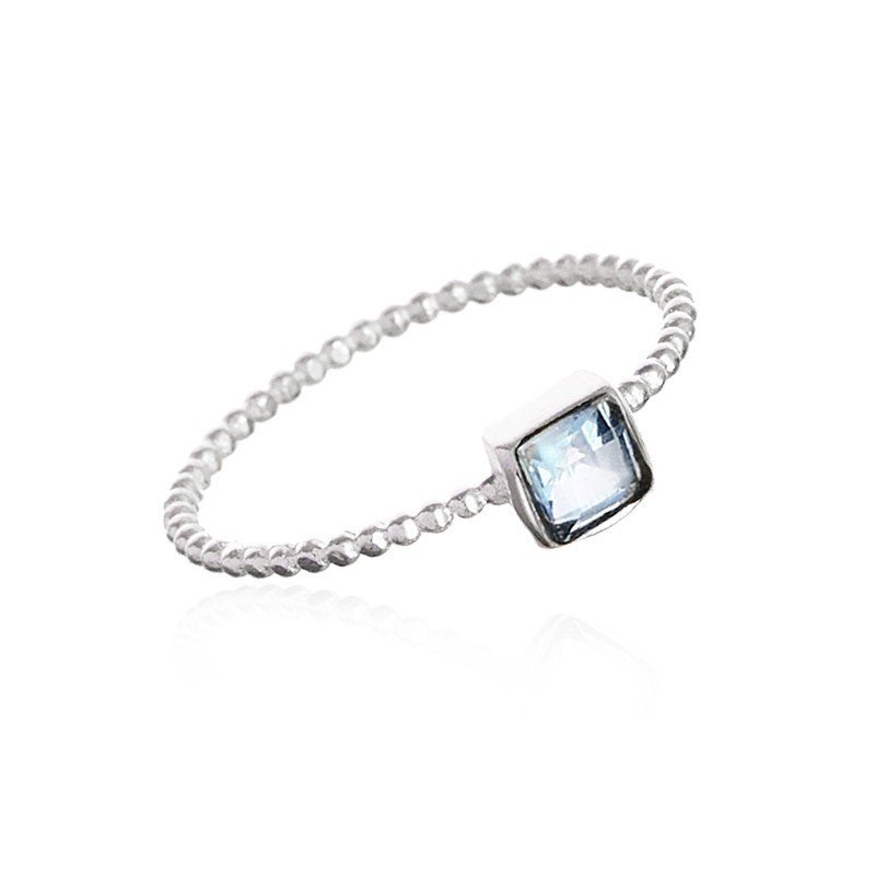 ankabizuteria.pl Subtelny pierścionek srebrny z niebieskim blue topaz