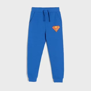 Spodnie i spodenki dla chłopców - Sinsay Sinsay - Spodnie dresowe jogger Superman - Niebieski - grafika 1