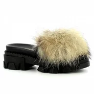 Klapki i japonki damskie - Klapki damskie z futerkiem CARINII - Carinii - miniaturka - grafika 1