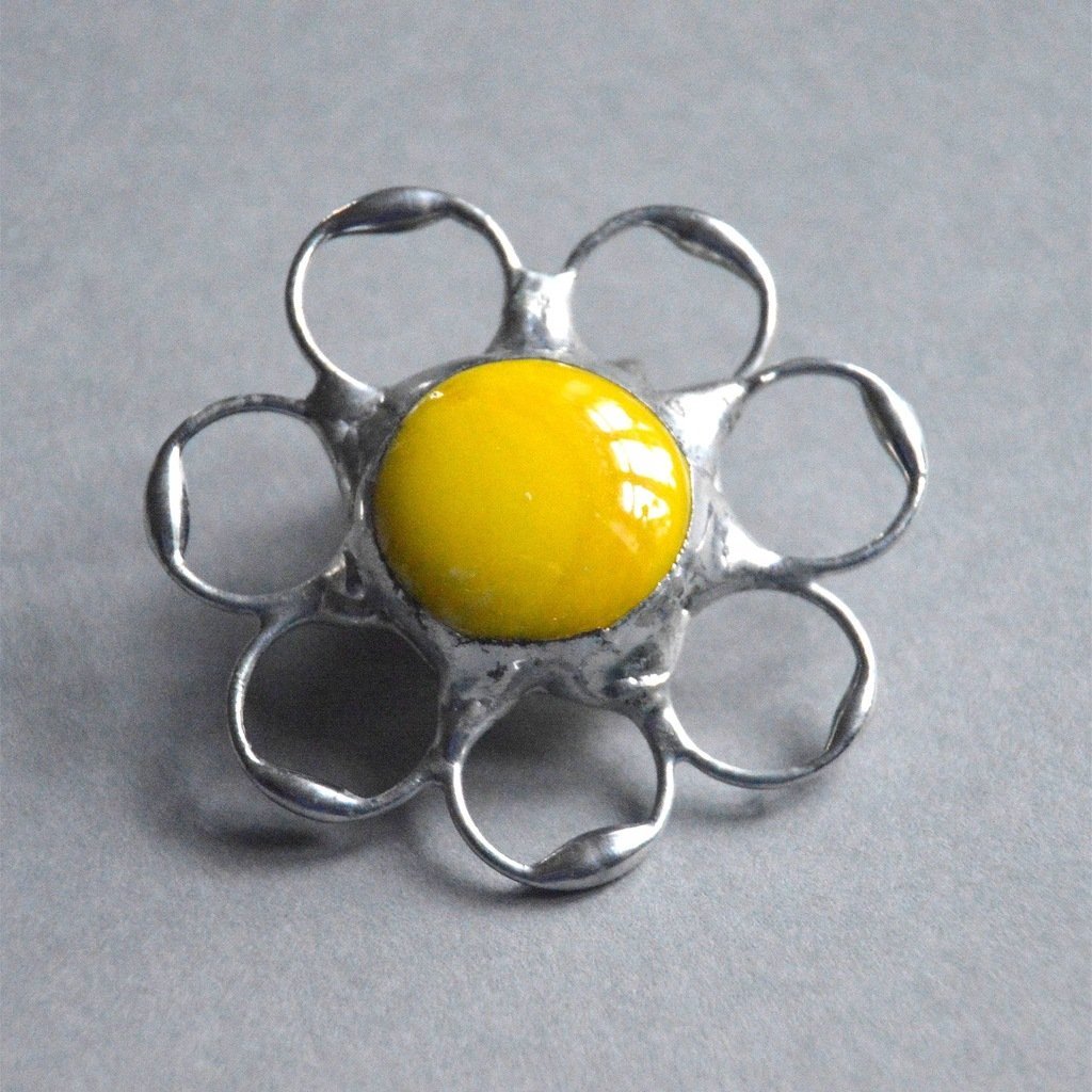 Słoneczno żółty kwiatek - okrągła witrażowa broszka