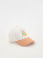 Czapki dla dzieci - Reserved - Czapka z daszkiem z naszywką - złamana biel - miniaturka - grafika 1
