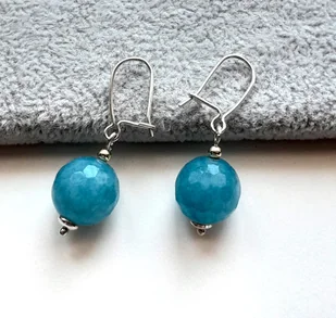 KRÓTKIE KOLCZYKI NIEBIESKA KULKA JADEIT SREBRO 925 BEAGLE ZAMKNIĘTE - Kolczyki - miniaturka - grafika 1