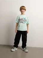 Spodnie i spodenki dla chłopców - Reserved - Spodnie cargo z przeszyciami - czarny - miniaturka - grafika 1