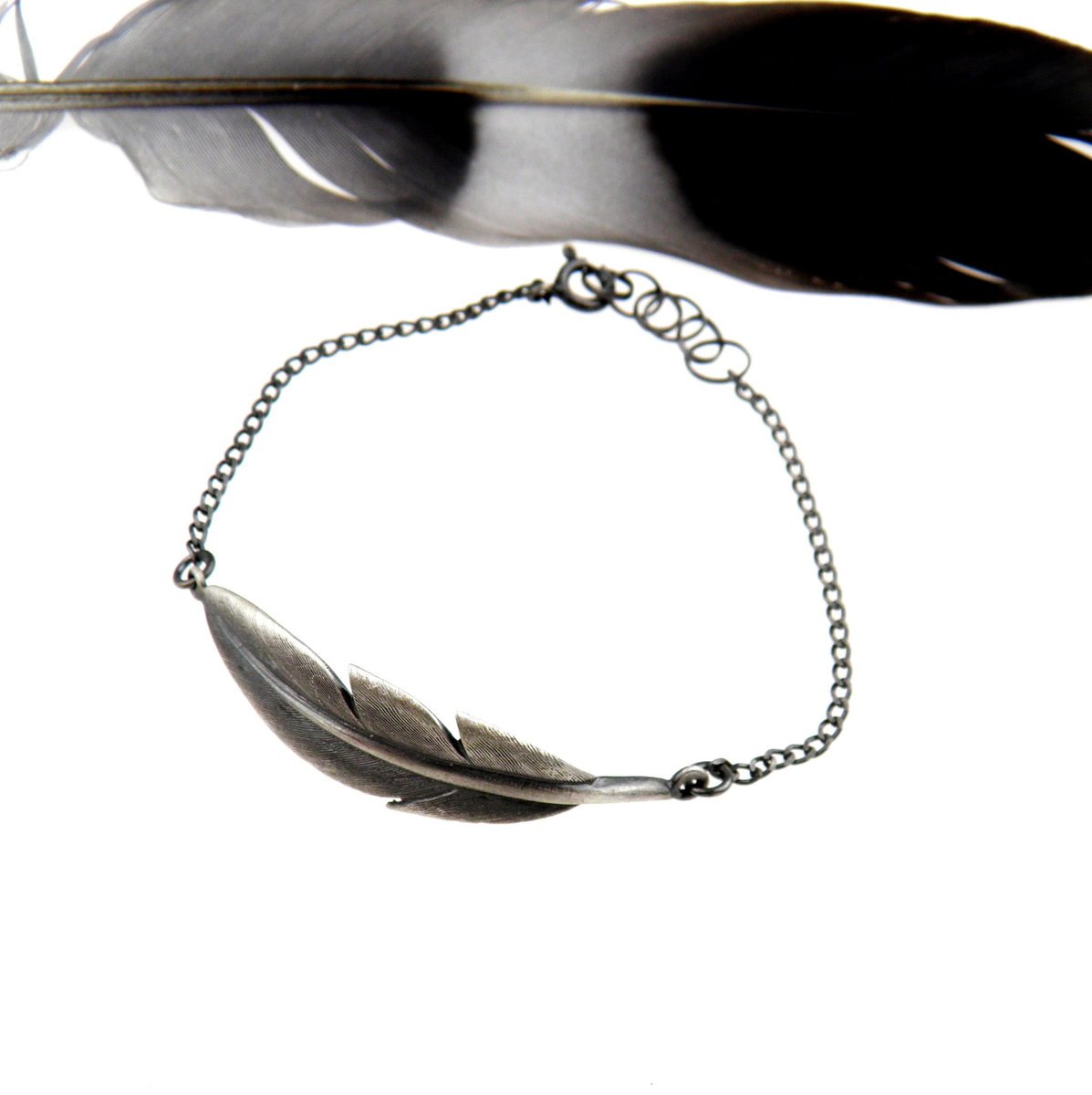 Bransoletka srebrna oksydowana- Pióro na łańcuszku