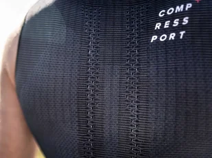 COMPRESSPORT Koszulka kompresyjna do biegania TRAIL POSTURAL TANK TOP 2020 czarna - Koszulki sportowe męskie - miniaturka - grafika 2