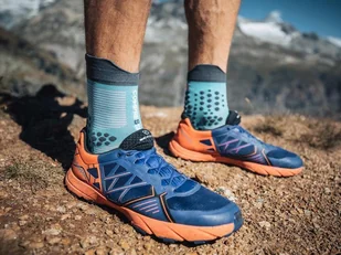 COMPRESSPORT Skarpetki do biegania trailowe ProRacing Socks v3.0 szaro-niebieskie - Skarpetki sportowe męskie - miniaturka - grafika 2