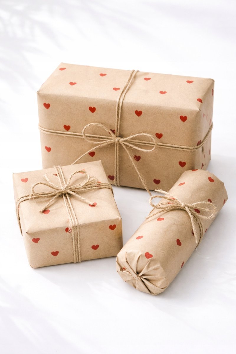 Papier kraftowy do pakowania SERDUSZKA, czerwony 60cm 10m Na walentynki