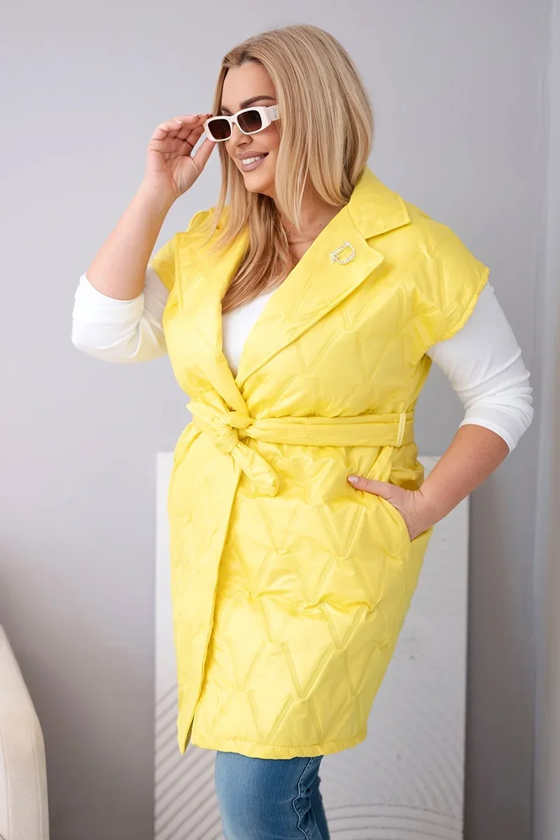 Kamizelka damska Plus Size pikowana z paskiem i kołnierzem żółta Żółty