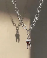 Wisiorki - Naszyjnik wisiorek Ząb Tooth Gotycki Wampir Dentysta prezent Y2K - miniaturka - grafika 1