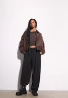 Spodnie damskie - Stradivarius Spodnie baggy z zakładką Czarny 32 - miniaturka - grafika 1