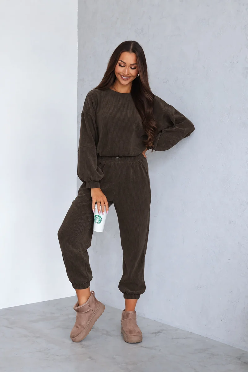 [r. uniwersalny] Dres damski By Mia prążki bluza i joggery jasna czekolada