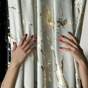 MARMA Zasłona gotowa na przelotkach, szerokość 140cm x wysokość 250cm, kolor pastelowy szary ze złotym nadrukiem na VELVI - Zasłony MARMA Zasłona gotowa na przelotkach, szerokość 140cm x wysokość 250cm, kolor pastelowy szary ze złotym nadrukiem na VELVI - Zasłony - miniaturka - grafika 1