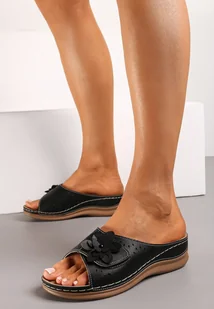 Czarne Klapki na Grubej Podeszwie z Naszywką w Kształcie Kwiatka Aurydice - Klapki i japonki damskie - miniaturka - grafika 1