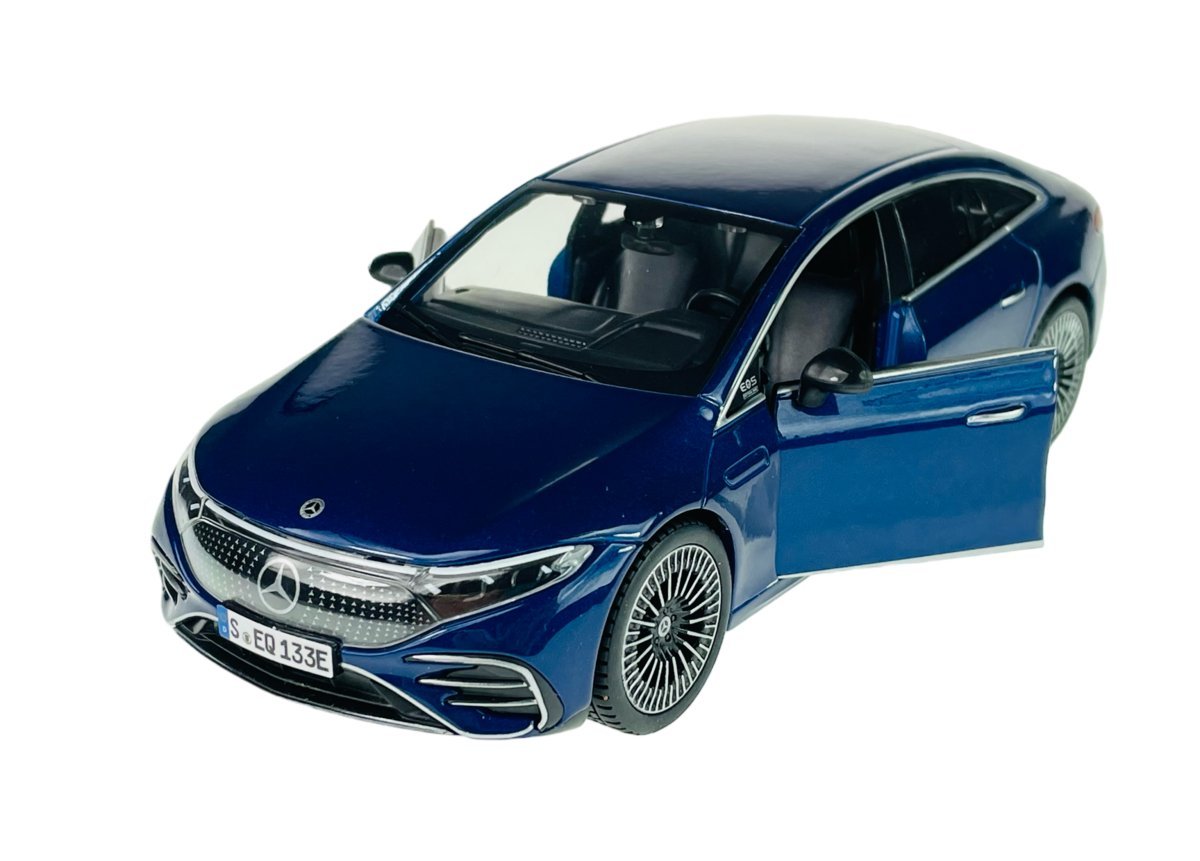 MAISTO MERCEDES-EQ EQS NIEBIESKI 1:27 32902