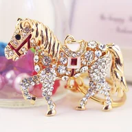 Inne - TEMU Złoty brelok do kluczy z koniem ze stopu cynku z akcentami ze sztucznych diamentów dla mężczyzn, stylowy sportowy wisiorek dla mężczyzn - miniaturka - grafika 1