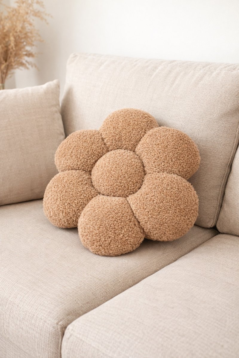 Dekoracyjna poduszka kwiatuszek plusz Teddy brąz beżowy