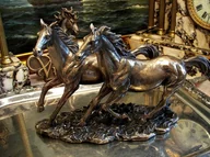 Figurki dekoracyjne - DWA GALOPUJĄCE, WOLNE KONIE PIĘKNE FIGURKA NA TROFEUM - miniaturka - grafika 1