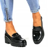 Półbuty damskie - SKÓRZANE BUTY DAMSKIE PÓŁBUTY KOTURNA MOKASYNY Z ŁAŃCUSZKIEM LAKIEROWANE - miniaturka - grafika 1