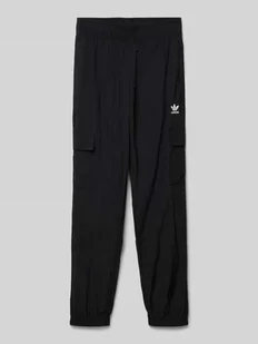 Spodnie cargo o kroju relaxed fit z wyhaftowanym logo - Spodnie i spodenki dla chłopców - miniaturka - grafika 1