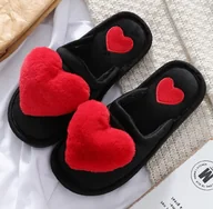 Kapcie damskie - Kapcie damskie futrzane, pluszowe z serduszkiem CZARNO-CZERWONE 38-39 KE-10 - miniaturka - grafika 1