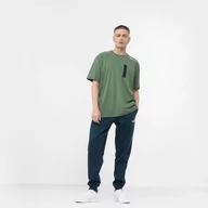 Koszulki sportowe męskie - Męski t-shirt z nadrukiem PUMA RAD/CAL Pocket Tee - zielony - miniaturka - grafika 1