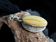 Wisiorki - Wisiorek z mlecznym bursztynem - miniaturka - grafika 1